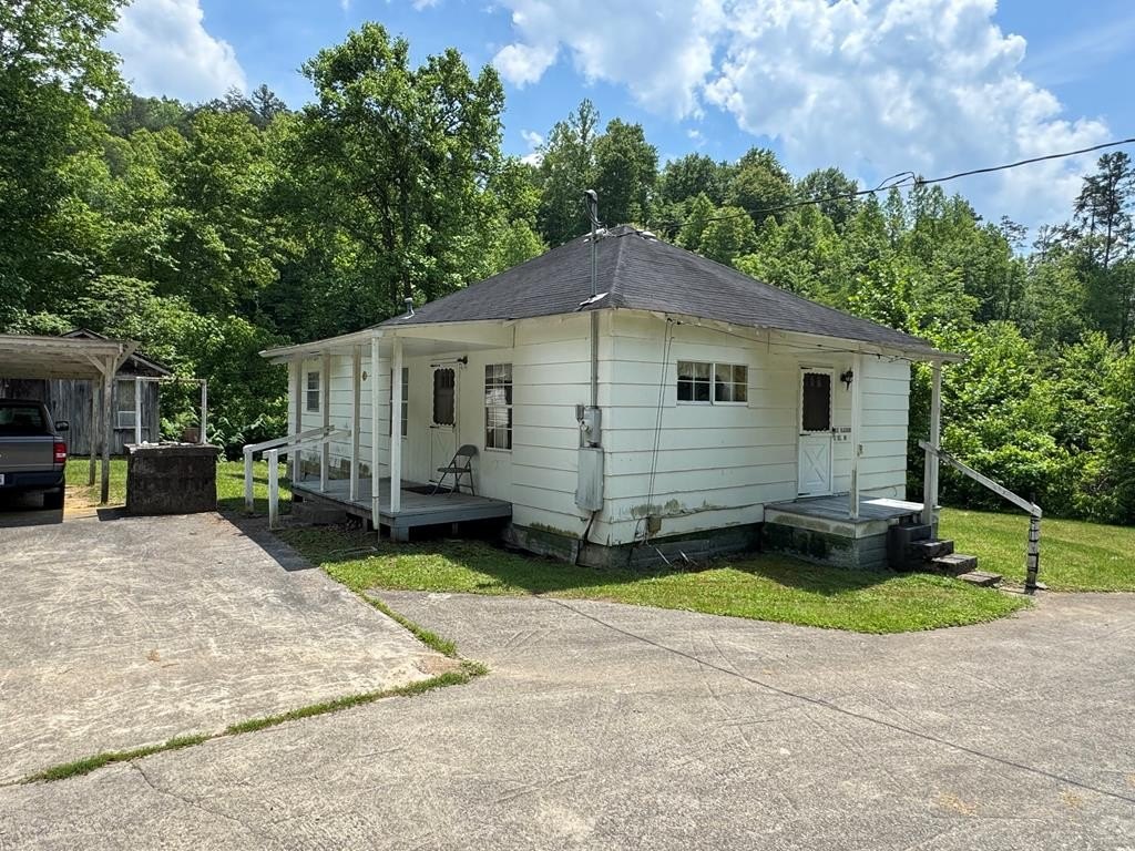 Single Family 3BR 1BA - 42 & 72 Del Drive, Inez, KY