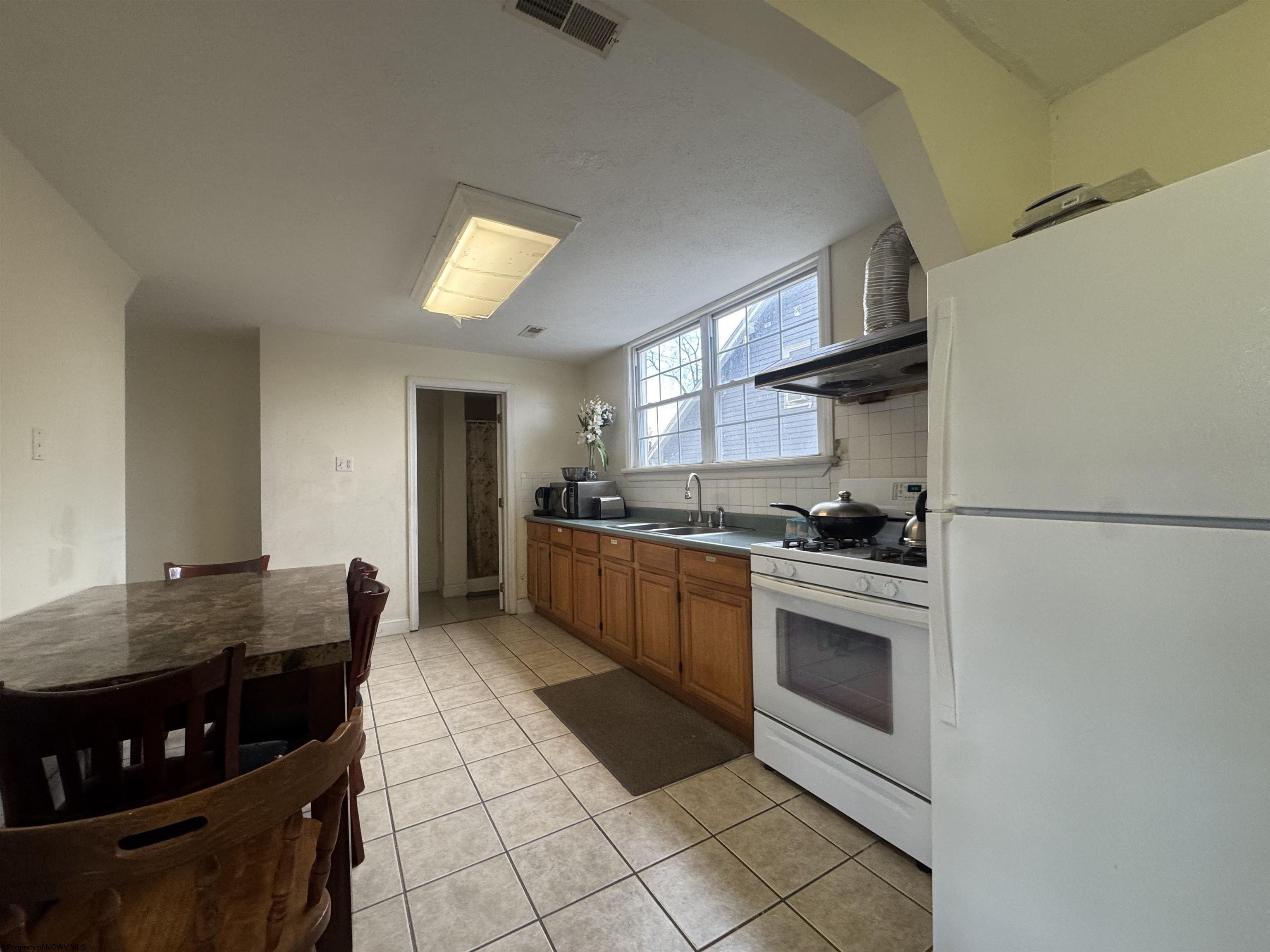 Single Family 5BR 3BA - 1507 Edgeway Drive, Fairmont, WV