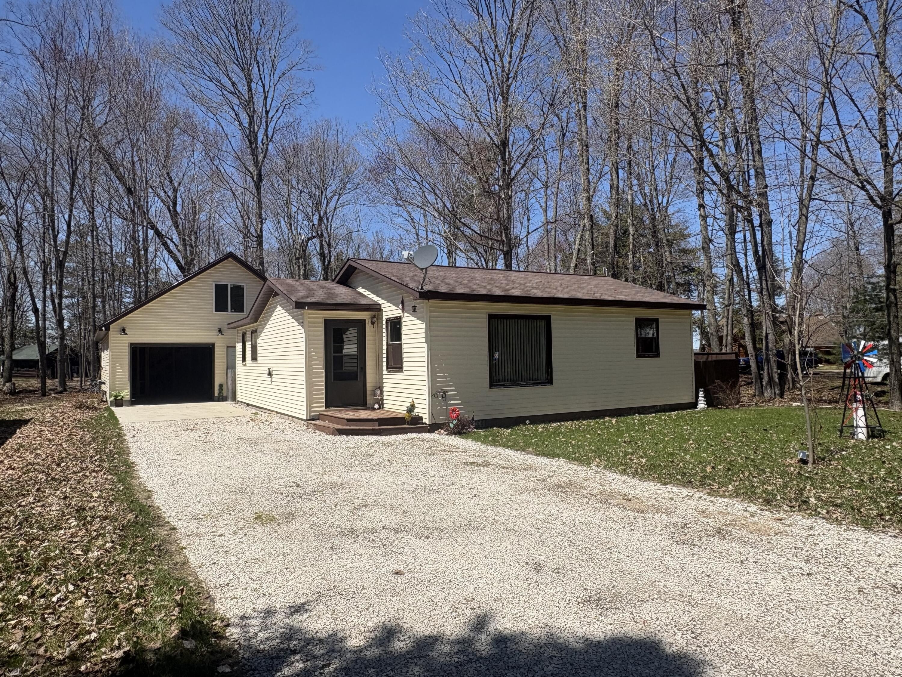 Single Family 2BR 1BA - N7546 Millecoquin Lake Rd, Engadine, MI