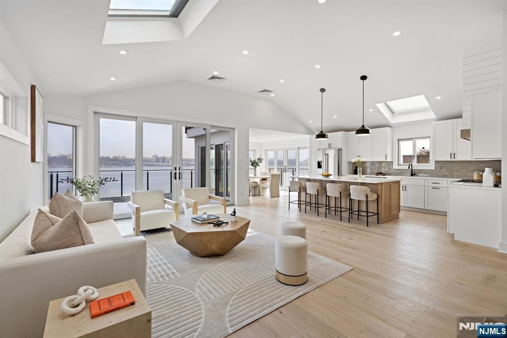 Co-op 4BR 2BA - 27 Shore Road, Edgewater, NJ