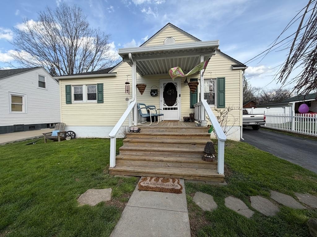 Single Family 2BR 1BA - 114 Lindburg Ave, FAYETTEVILLE, WV