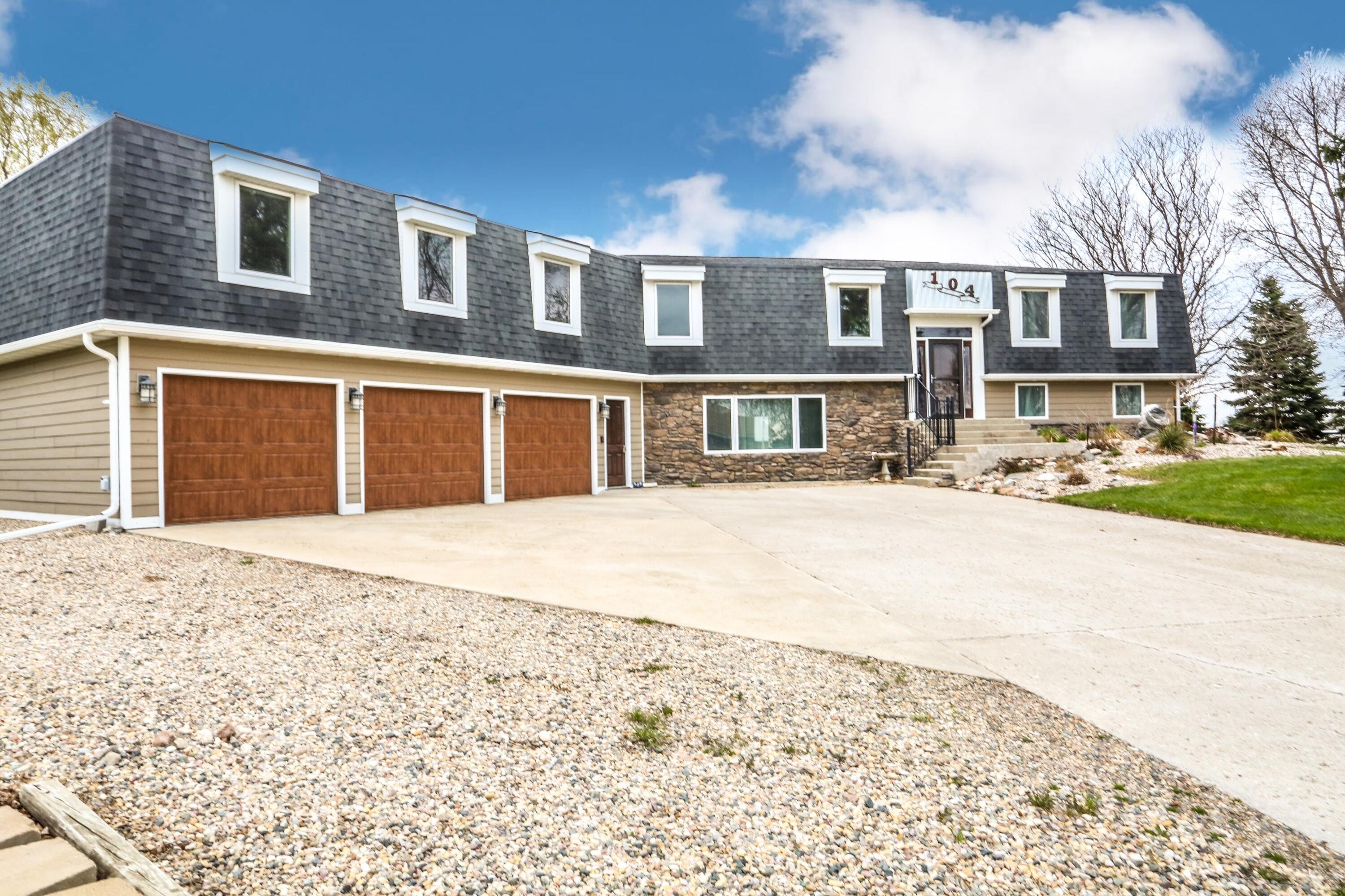 Single Family 4BR 3BA - 104 Opal Lane, Ipswich, SD