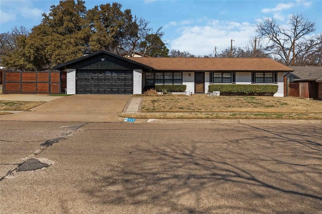 Single Family 3BR 2BA - 1422 Glenwick Lane, Irving, TX