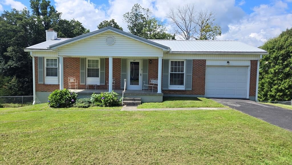 Single Family 4BR 2BA - 317 Collinwood Dr, OAK HILL, WV
