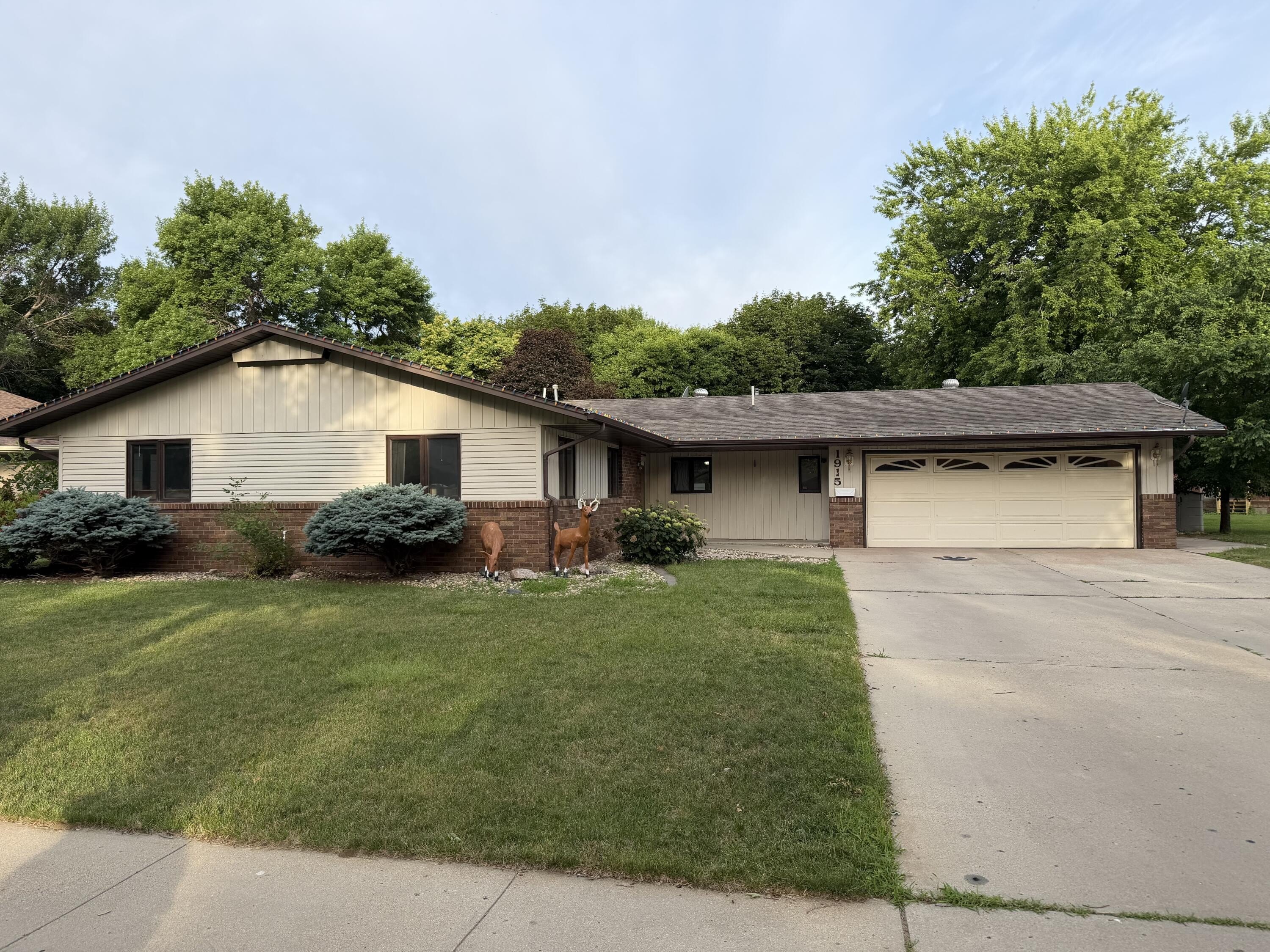 Single Family 3BR - 1915 Iowa Ave SE, Huron, SD
