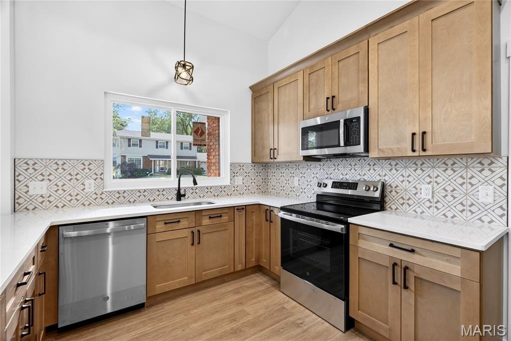 Single Family 4BR 3BA - 14541 Soho Drive, Florissant, MO