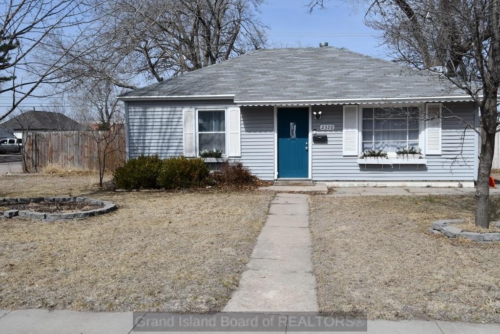 2320 W 1st St  