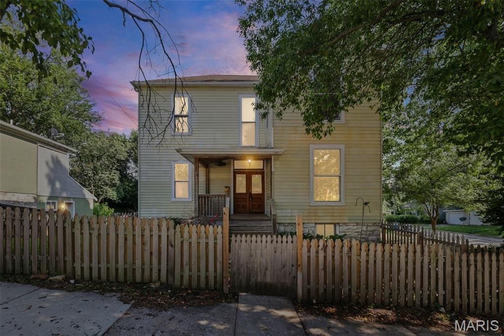 Single Family 4BR 2BA - 407 E 9th Street, Alton, IL