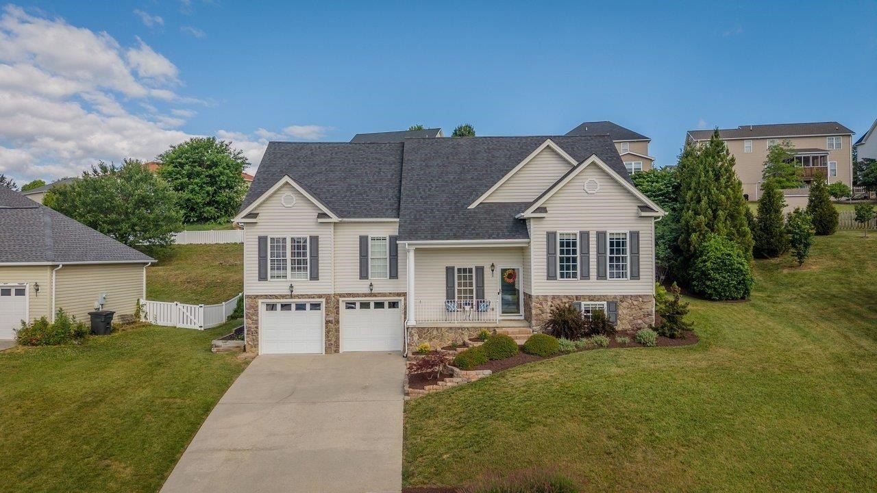 Single Family 3BR 4BA - 120 DAVID CIR, PENN LAIRD, VA