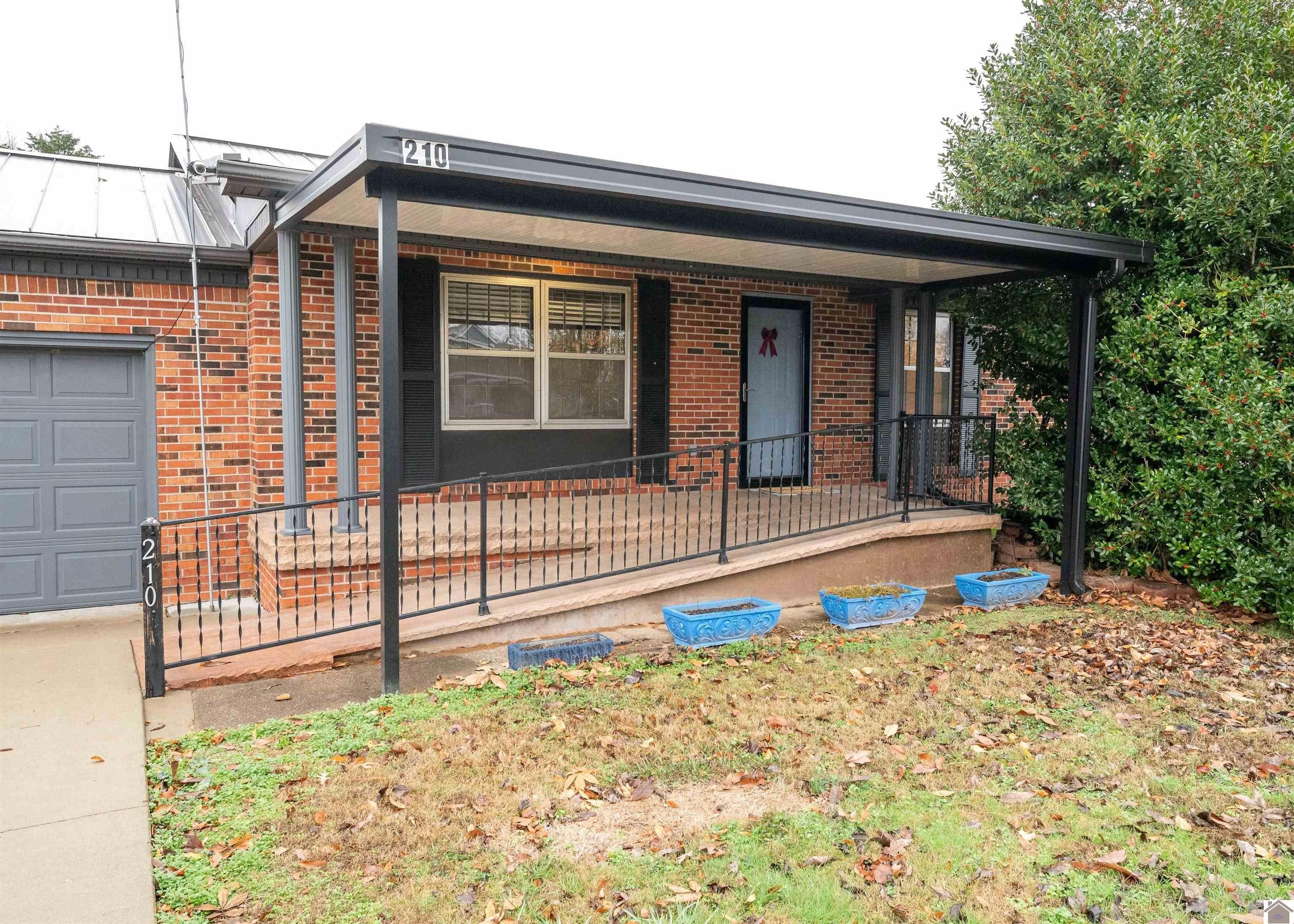 Single Family 3BR 1BA - 210 Irvin Cobb, Murray, KY