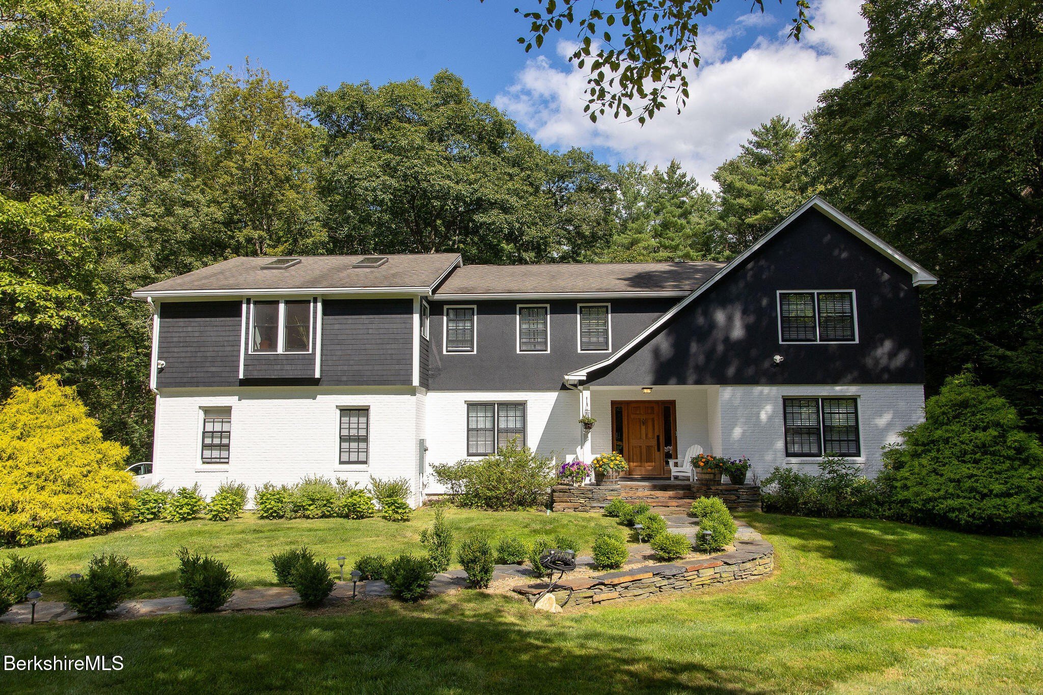 Single Family 4BR 4BA - 54 Dunmore Ct, Lenox, MA