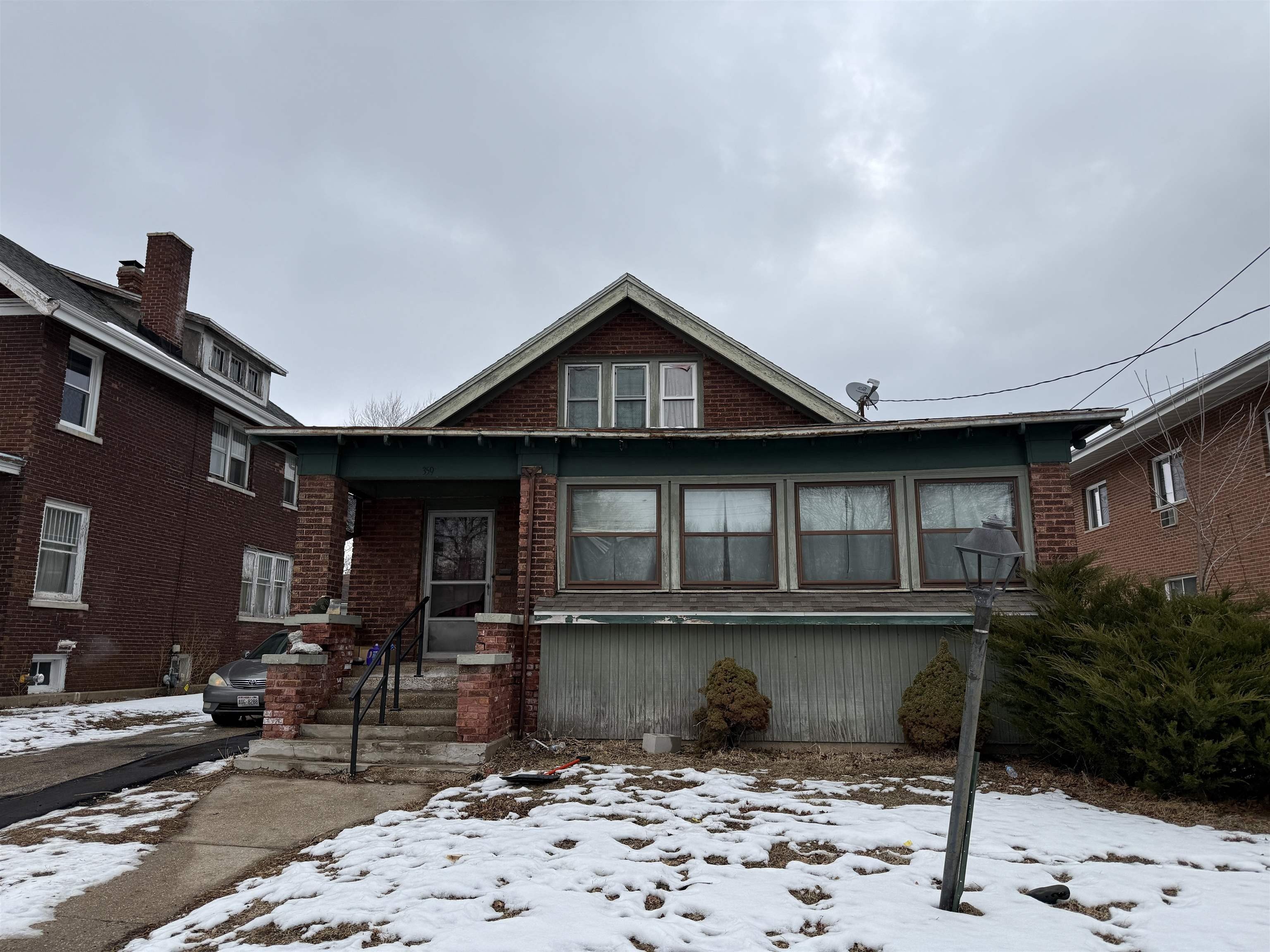 Single Family 2BR 1BA - 359 W Grand Avenue, Beloit, WI