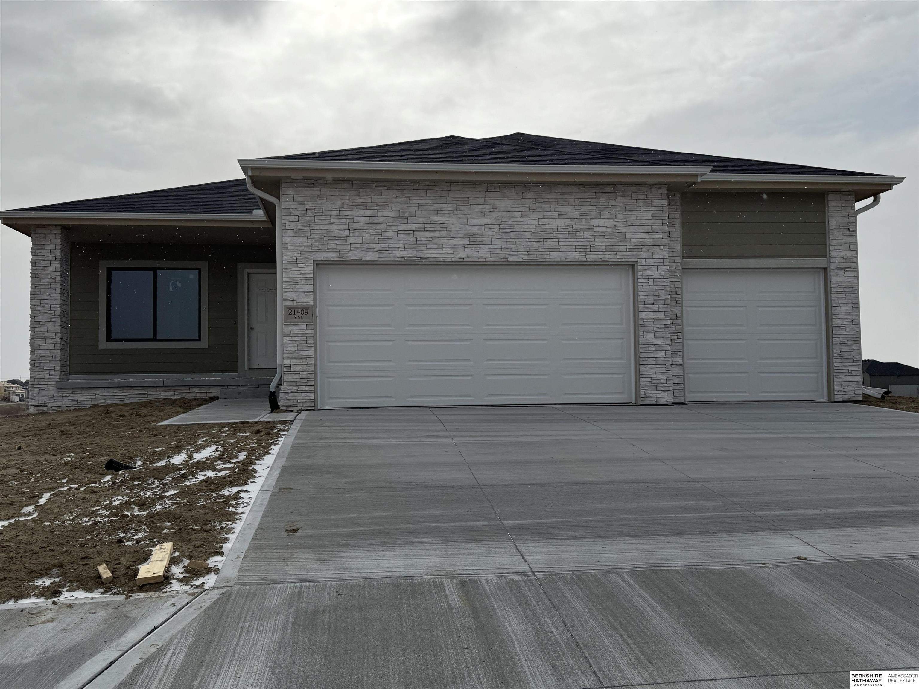 Single Family 4BR 3BA - 21409 Y Street, Elkhorn, NE