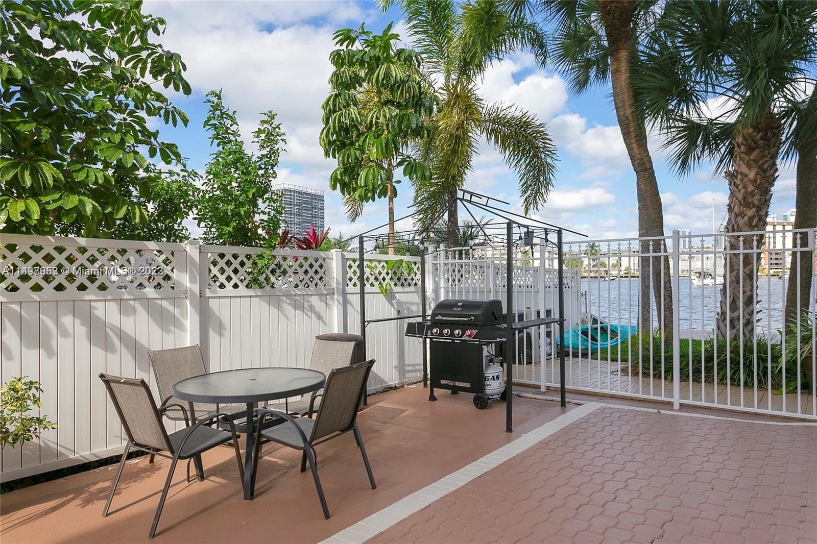 Co-op 2BR 2BA - 410 Golden Isles Dr, Hallandale Beach, FL