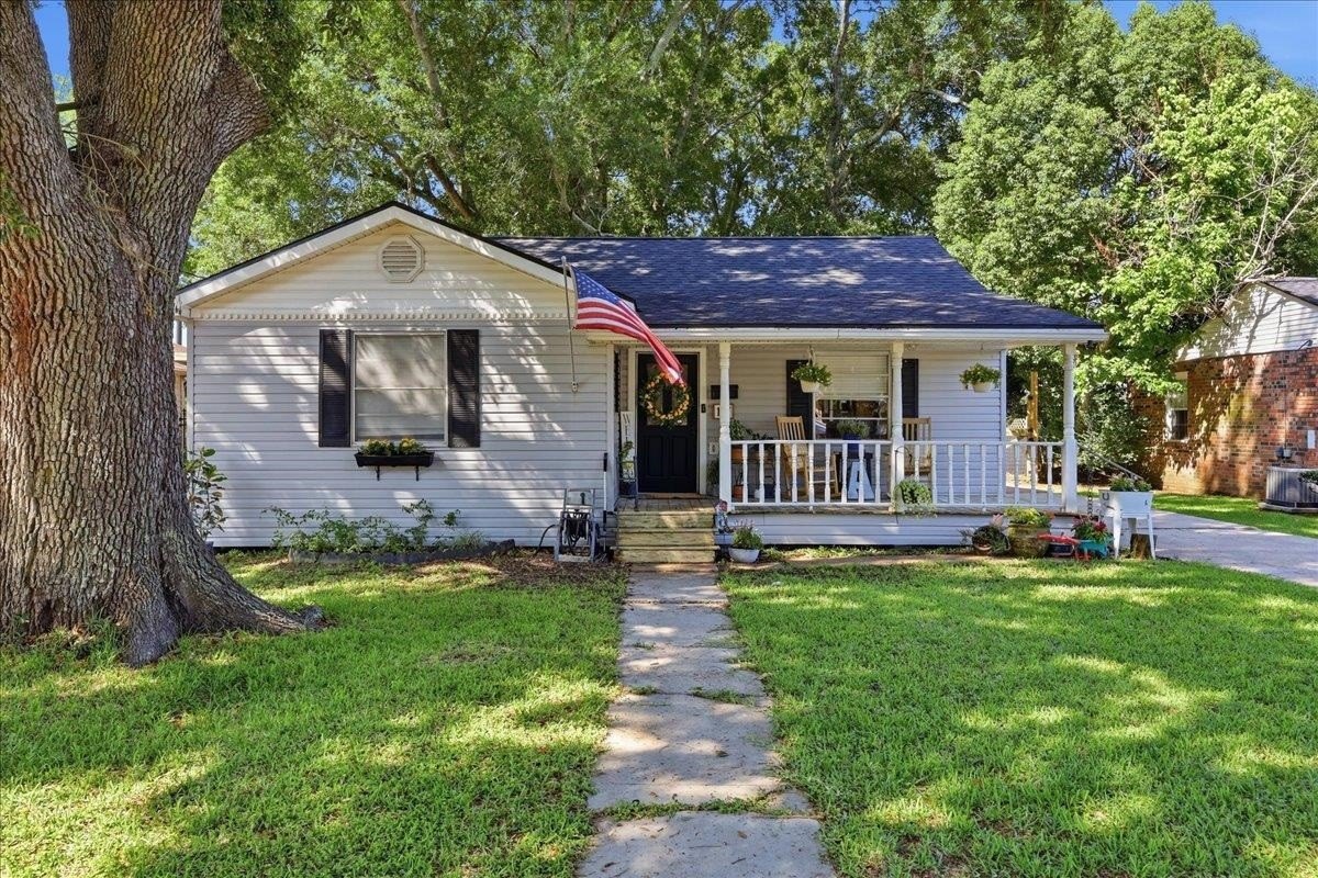 Single Family 2BR 2BA - 117 23rd St, Nederland, TX