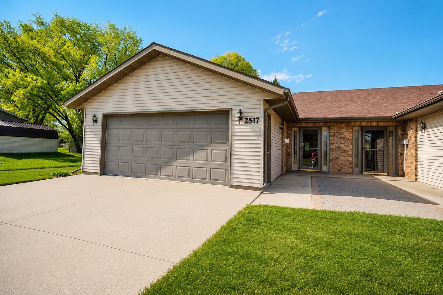 Single Family 2BR 2BA - 2517 SE 4th Avenue, Aberdeen, SD