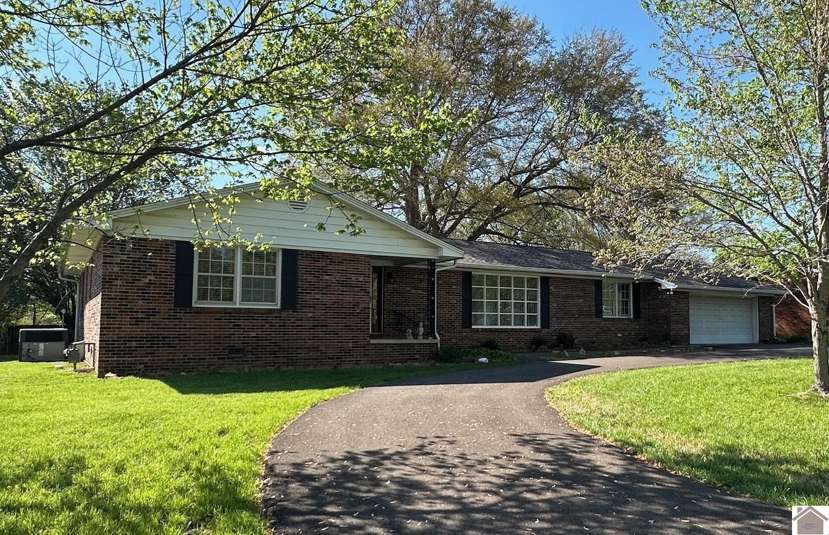 Single Family 4BR 2BA - 1506 London Drive, Murray, KY