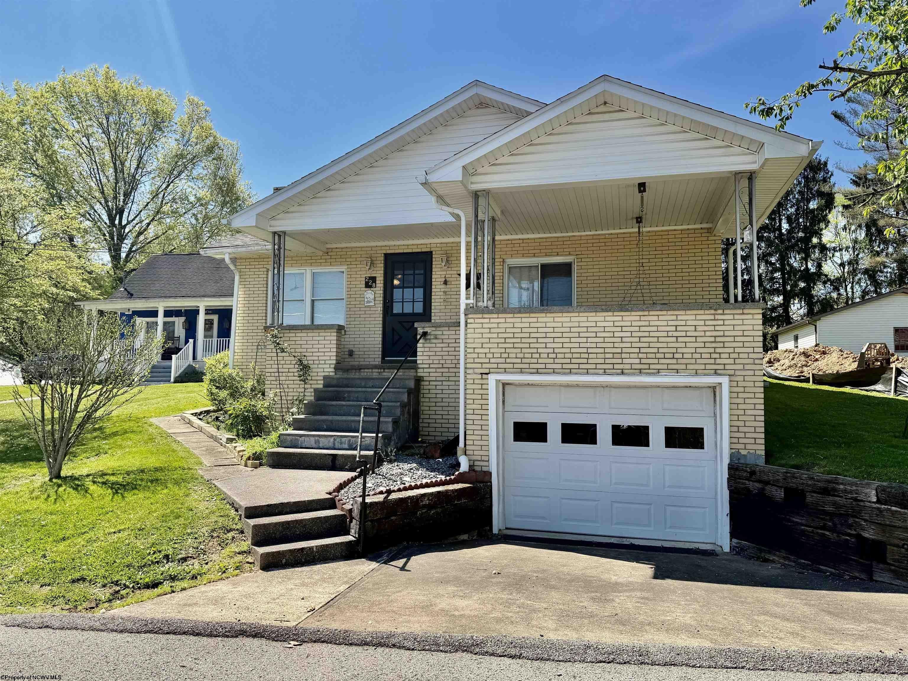 Single Family 3BR 1BA - 228 Meadowlane Avenue, Fairmont, WV