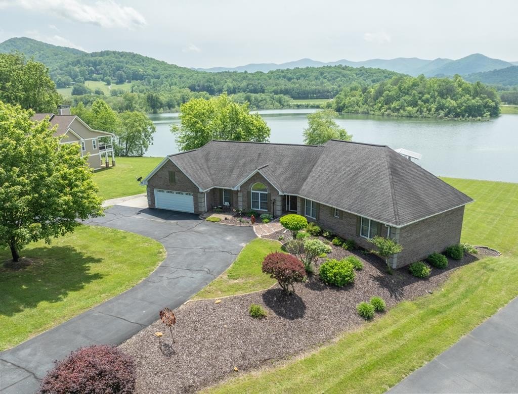 Single Family 3BR 5BA - 1537 Victoria Woods Drive, Hiawassee, GA