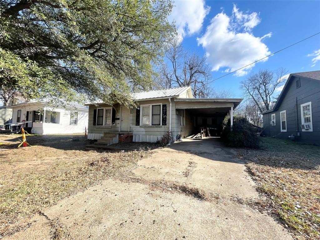 Single Family 2BR 2BA - 863 4th Street SW, Paris, TX