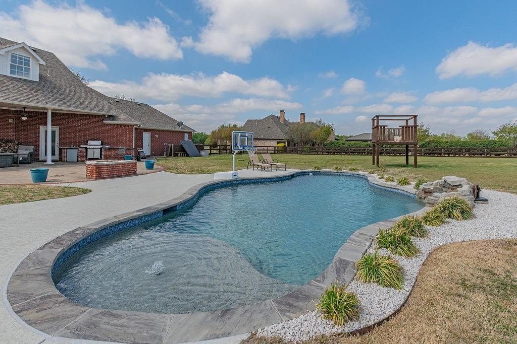 Single Family 4BR 4BA - 15 Trailridge Drive, Melissa, TX