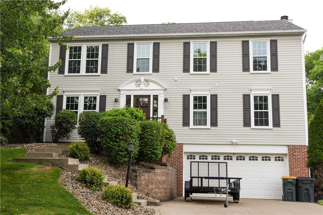 Single Family 4BR 4BA - 175 Valley View Dr, Rostraver, PA