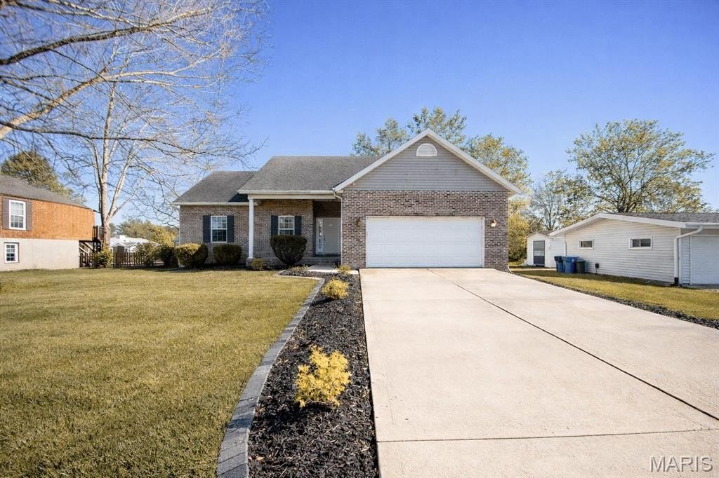 Single Family 4BR 3BA - 381 High Point Drive, Edwardsville, IL