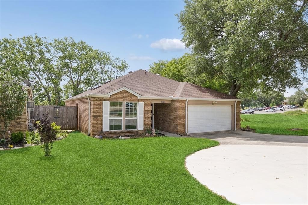 Single Family 3BR 2BA - 801 Country Club Place, Grand Prairie, TX
