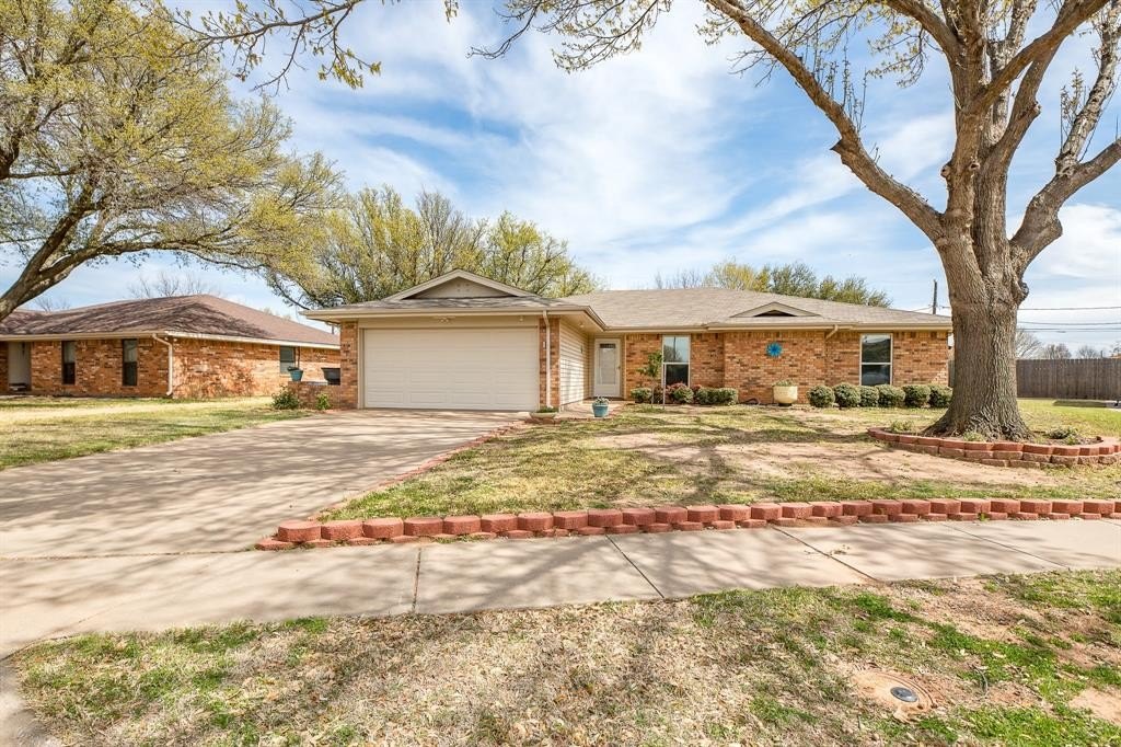 Single Family 3BR 3BA - 3 Four Sixes Circle, Wichita Falls, TX