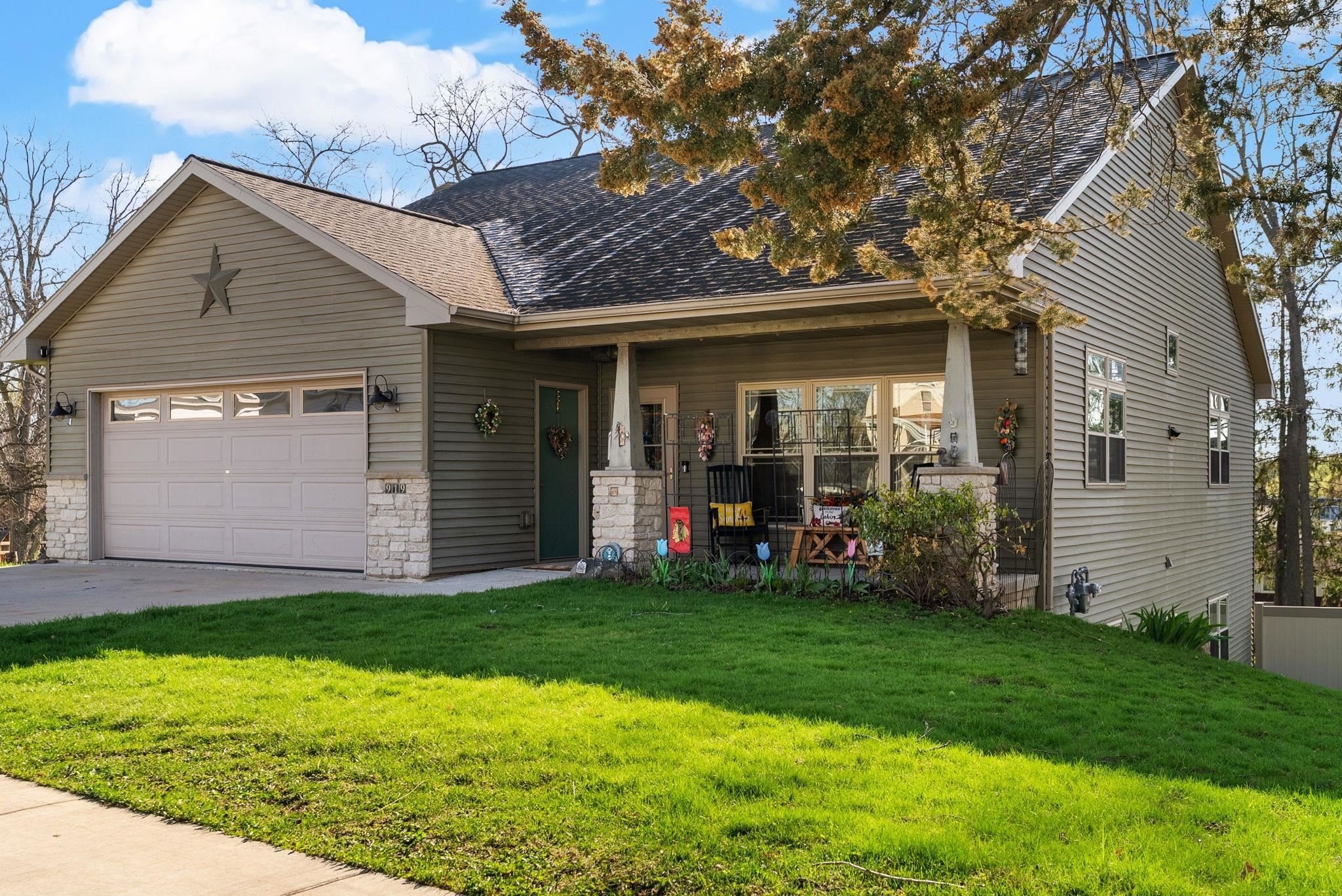 Single Family 2BR 2BA - 919 S Spring Street, Beaver Dam, WI