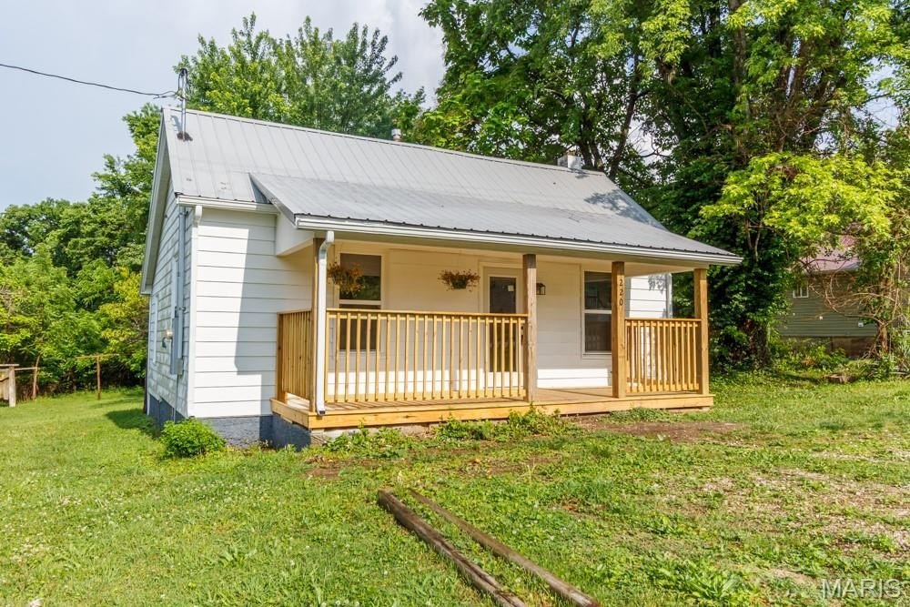 Single Family 2BR 1BA - 220 Warren Street, Richland, MO