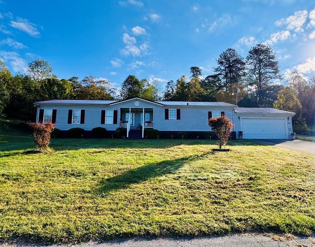 Single Family 3BR 2BA - 195 Pelphrey Subdivision Road, Staffordsville, KY