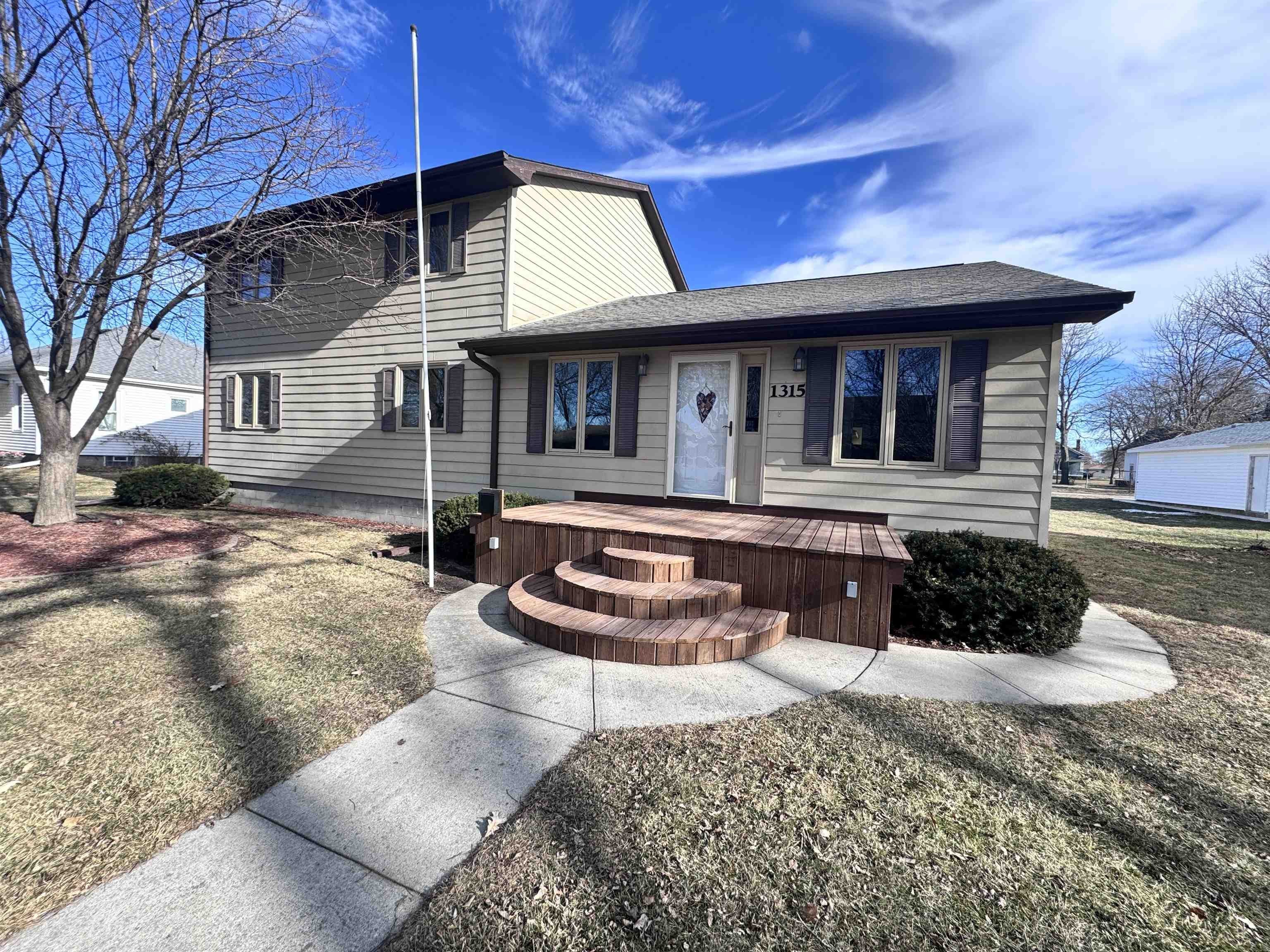 Single Family 4BR 2BA - 1315 13th Street, Onawa, IA