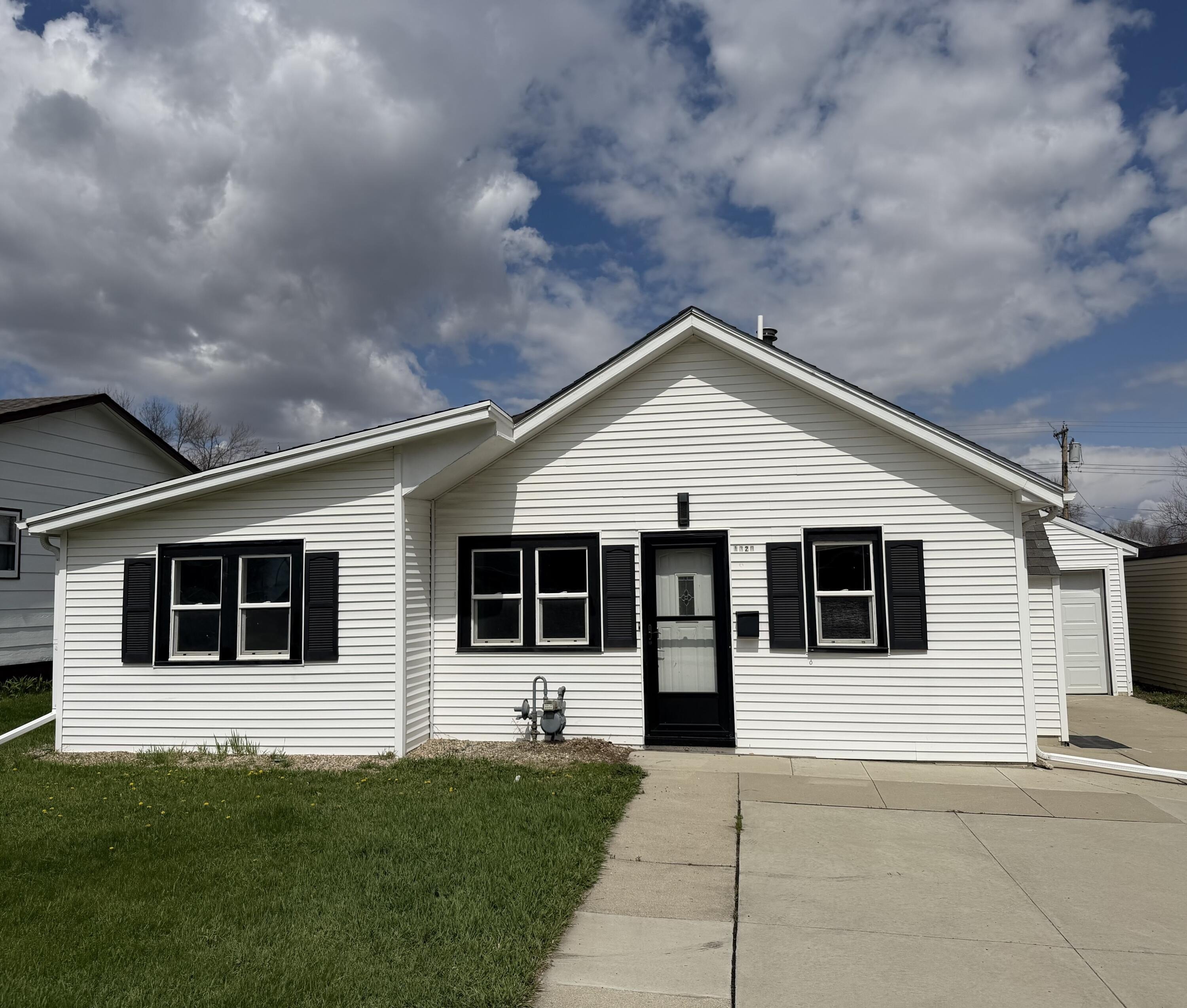Single Family 2BR 2BA - 1320 SW 3rd Avenue, Aberdeen, SD