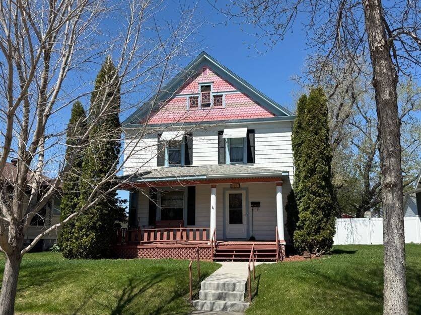 Single Family 4BR 3BA - 809 5th St. NE, Devils Lake, ND
