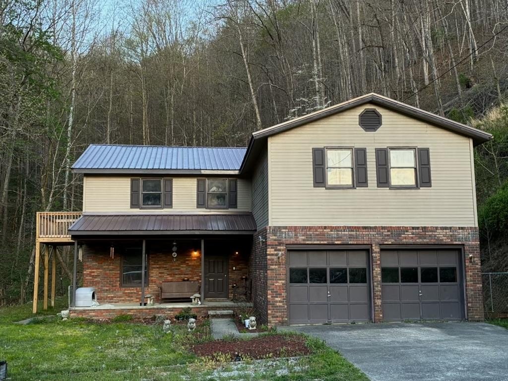 Single Family 2BR 3BA - 8415 Robinson Creek Rd, Virgie, KY