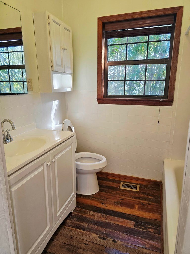 Single Family 4BR 3BA - 566 Newton Ave, Ozark, AL