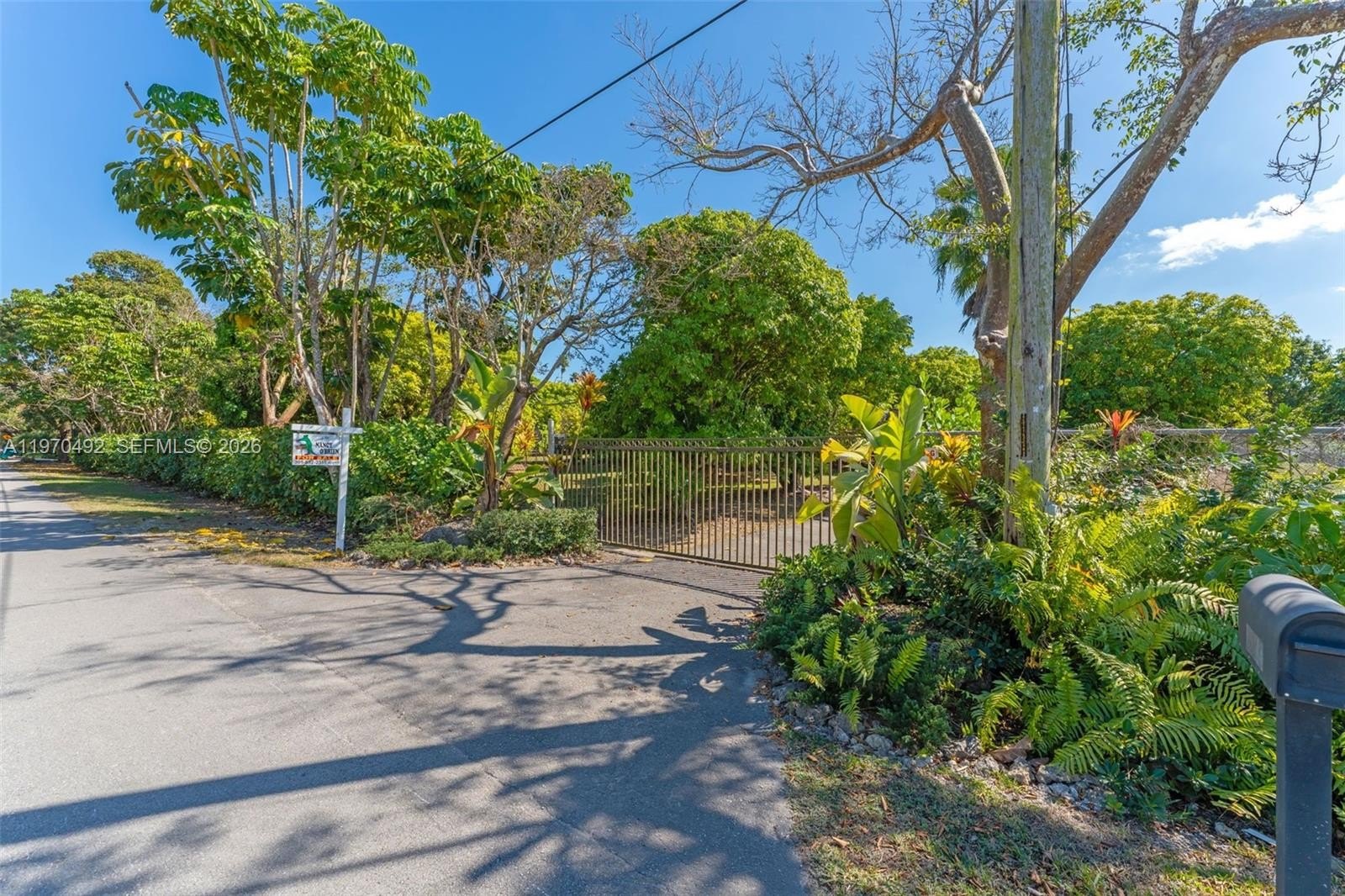 Single Family 5BR 3BA - 20076 SW 190th St, Miami, FL