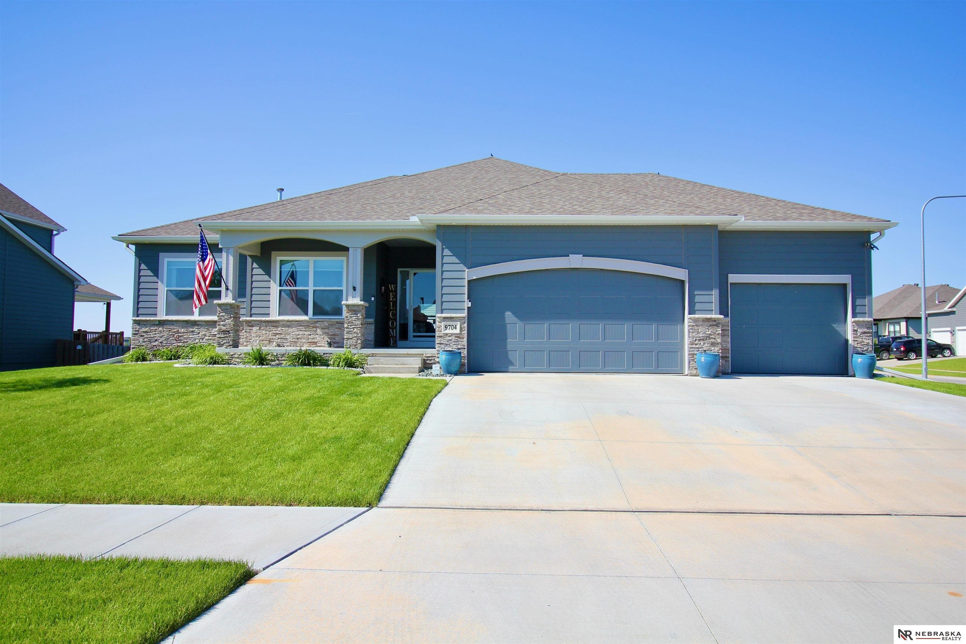 Single Family 4BR 3BA - 9704 Pintail Drive, Papillion, NE