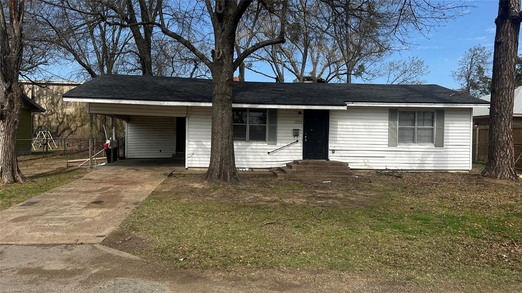 Single Family 2BR 1BA - 1325 E Sherman Street, Paris, TX