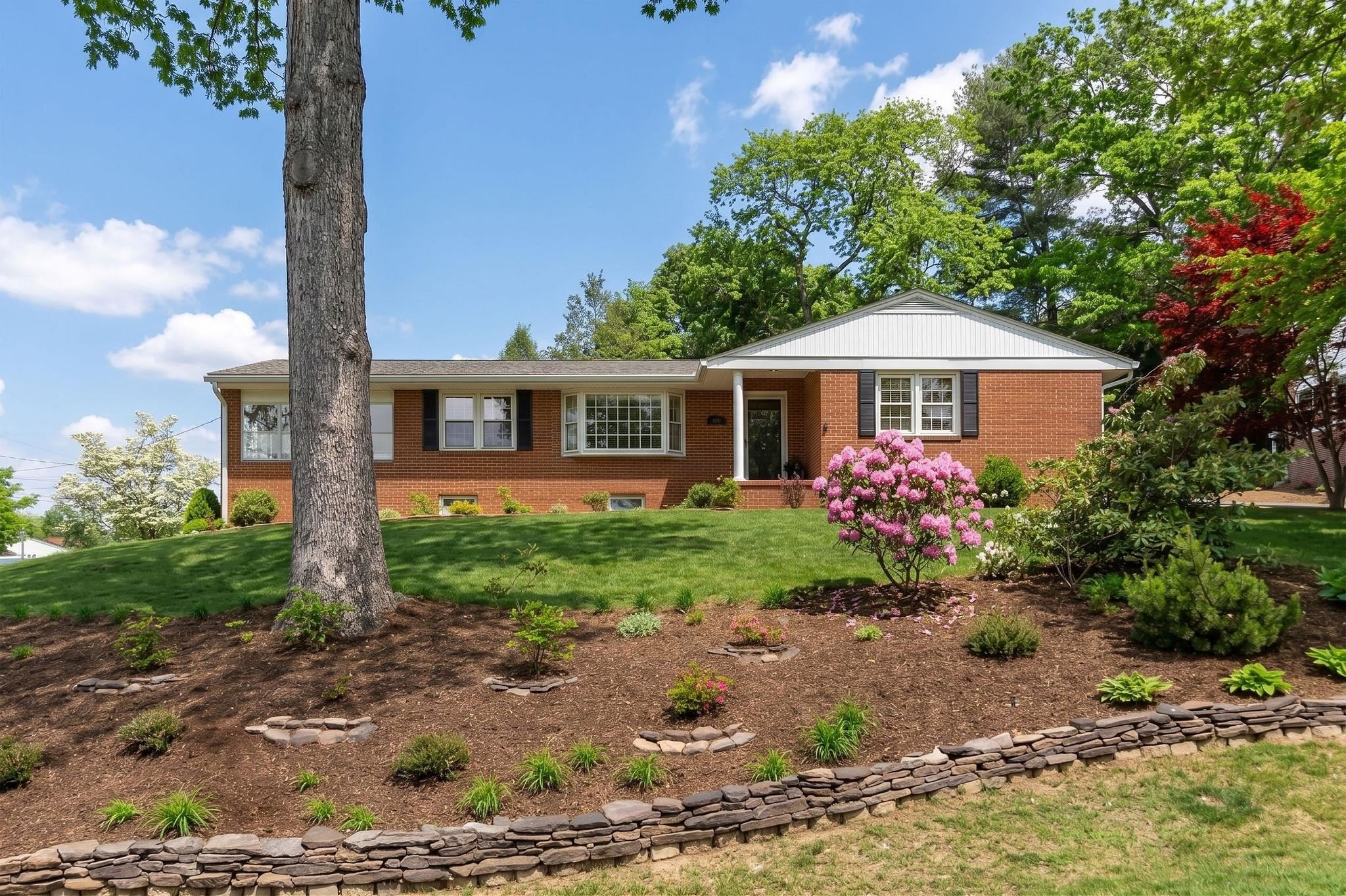 Single Family 3BR 2BA - 525 ROBIN ST, STAUNTON, VA