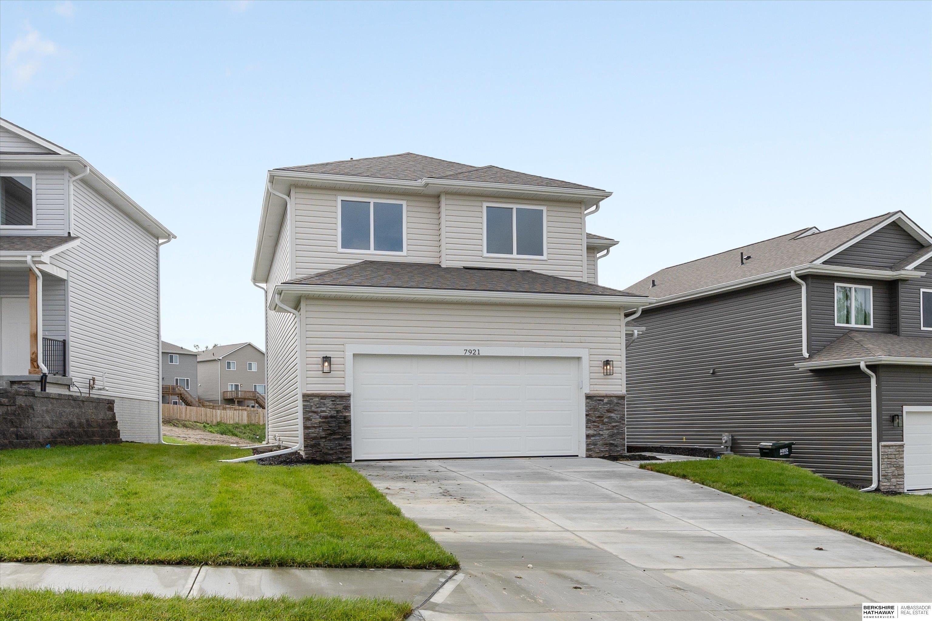 Single Family 5BR 4BA - 7921 N 94th Street, Omaha, NE
