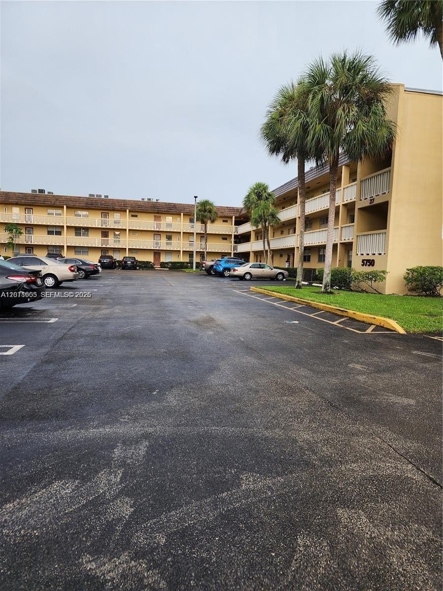 Condo 2BR 2BA - 5750 NW 64th Ave, Tamarac, FL
