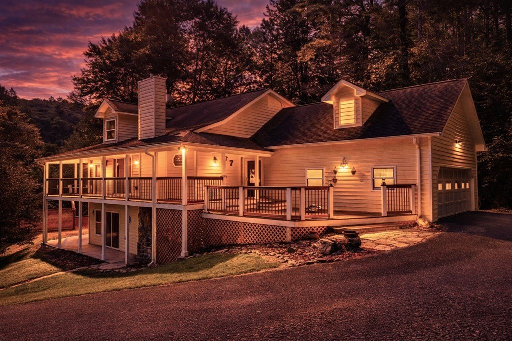 Single Family 4BR 3BA - 27 Twin Brook Drive, Blairsville, GA