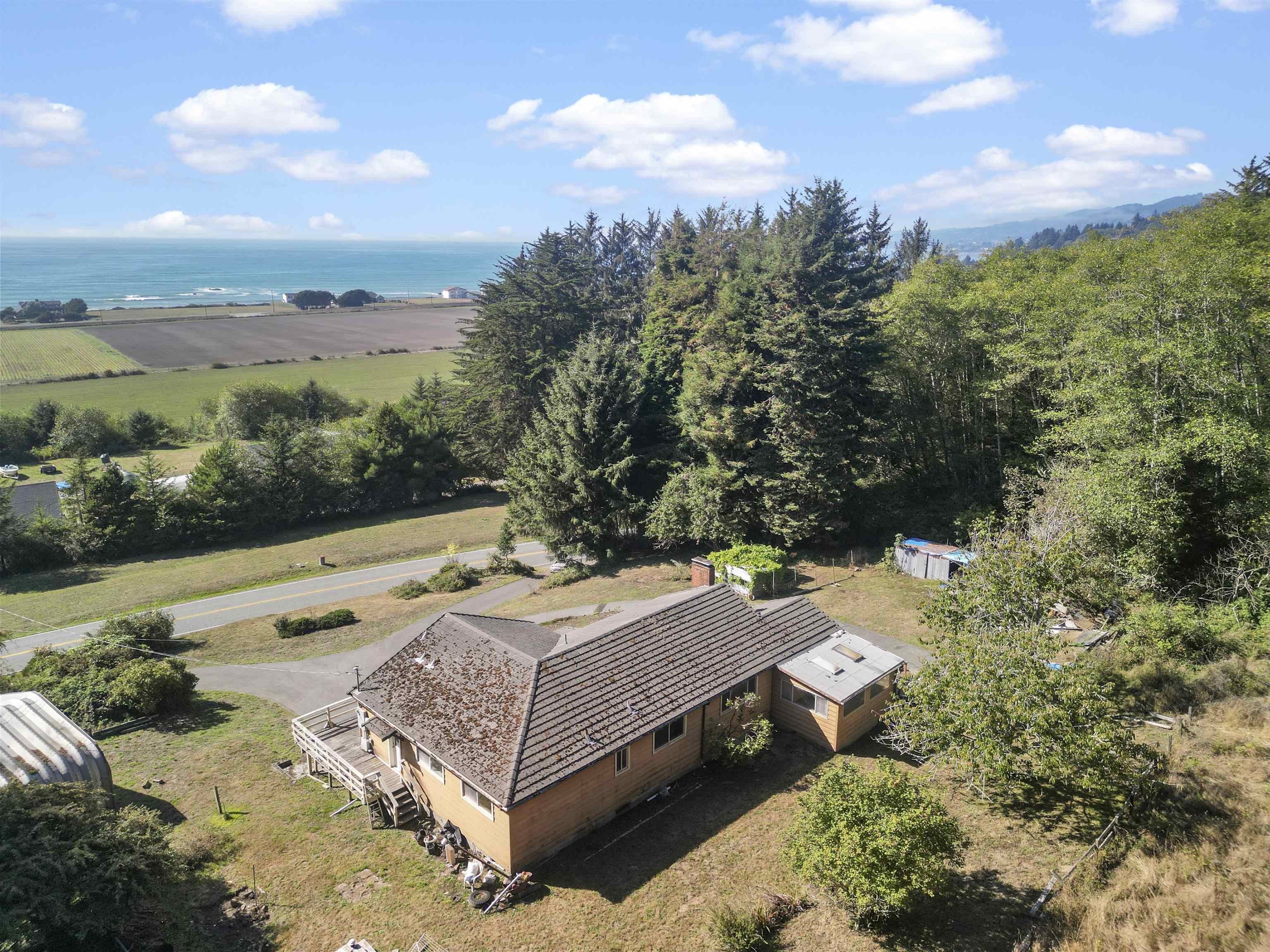 Single Family 4BR 2BA - 15445 Oceanview, Smith River, CA