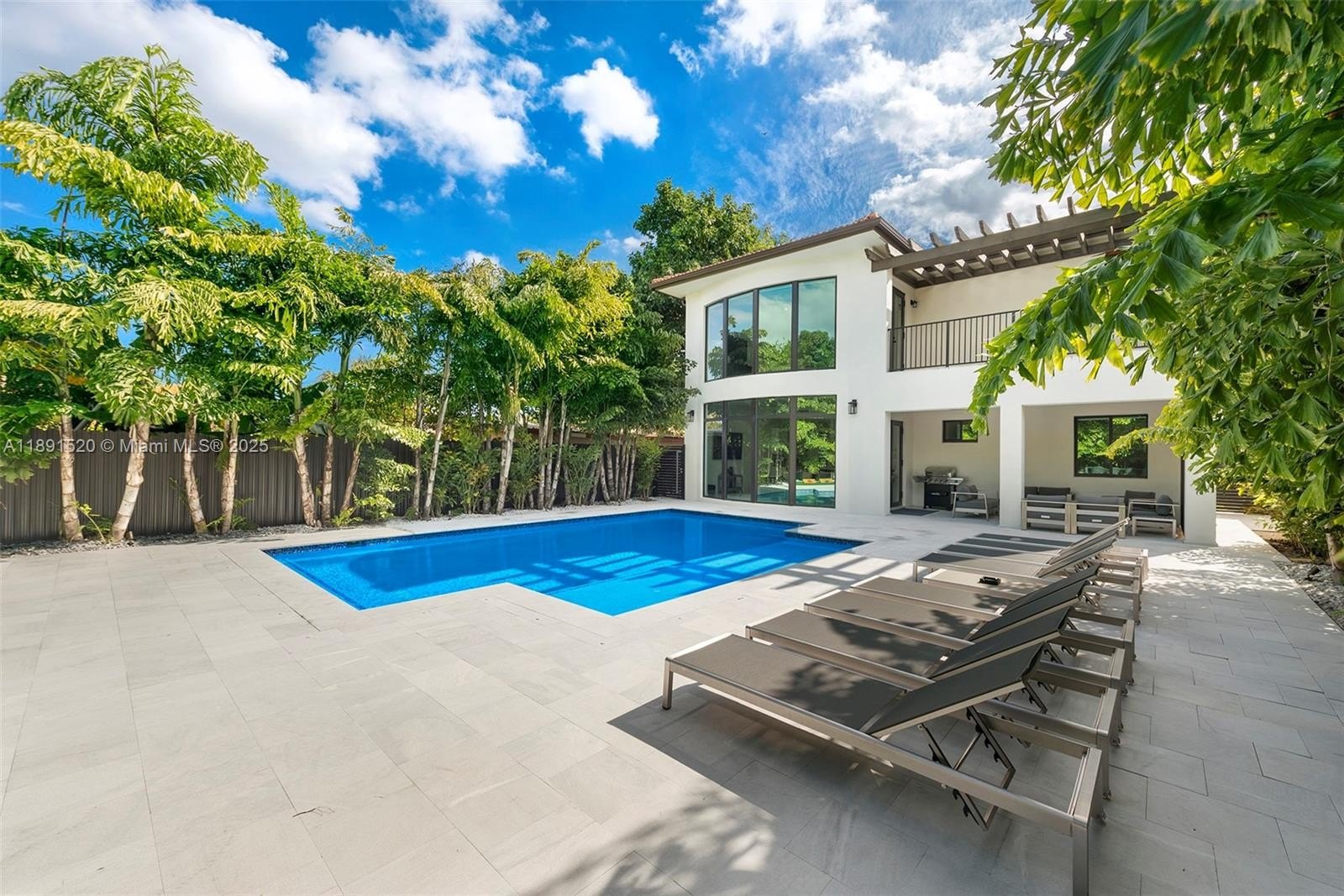 Single Family 5BR 3BA - 6529 SW 30th St, Miami, FL