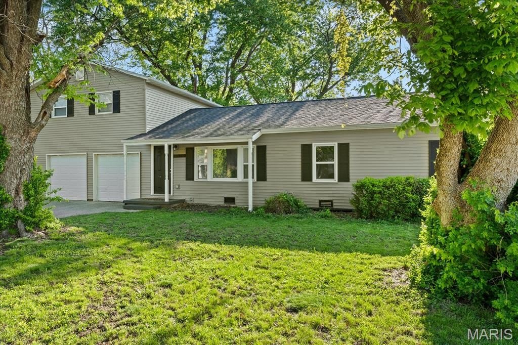 Single Family 4BR 2BA - 5514 Pontiac Drive, Fairview Heights, IL
