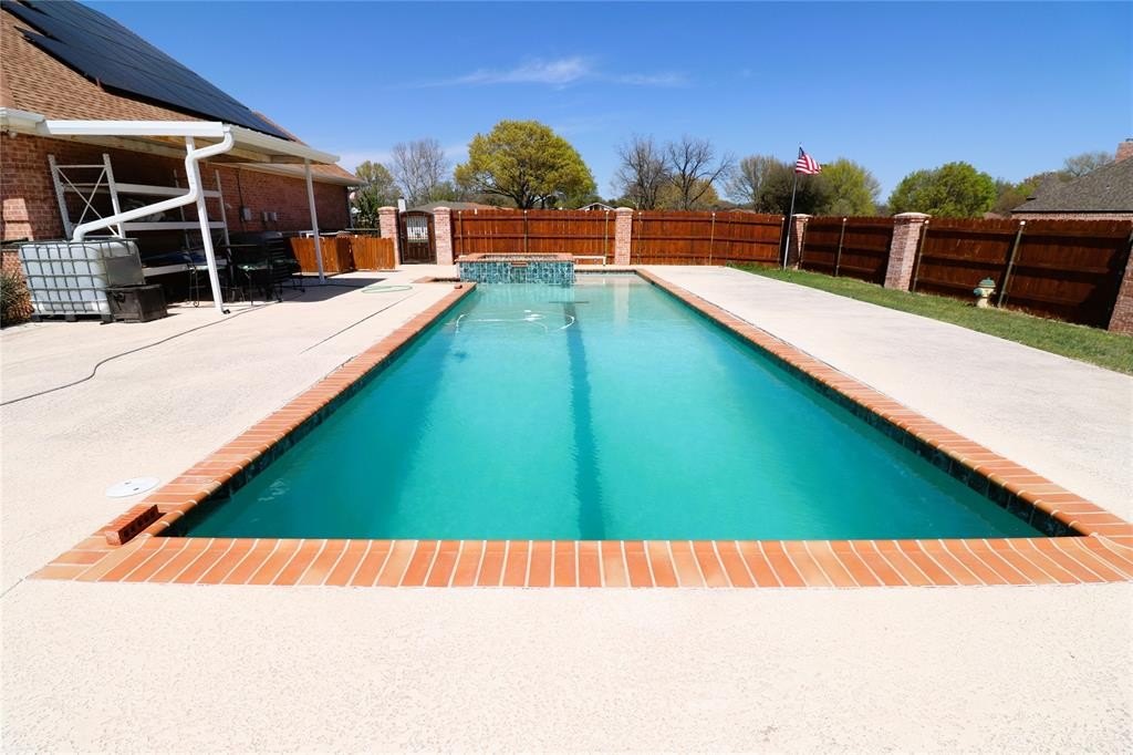 Single Family 4BR 3BA - 505 Country Club Drive, Henrietta, TX