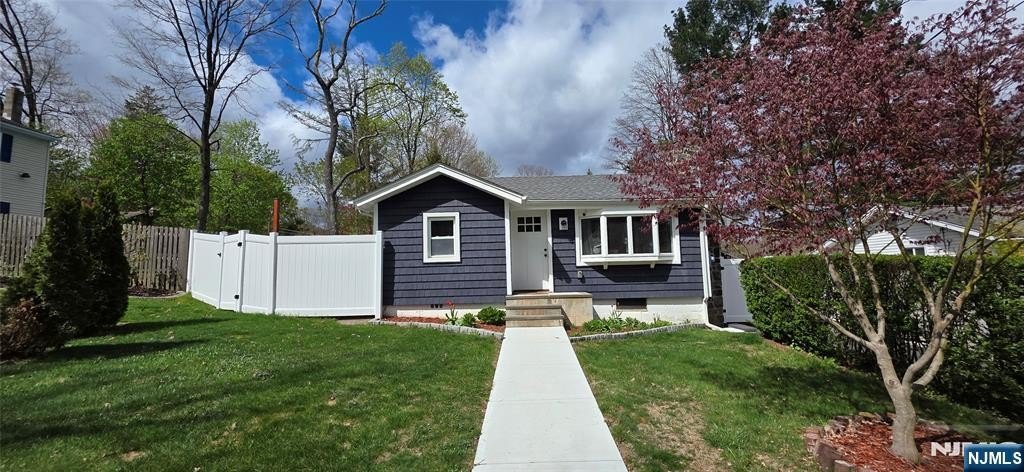 Single Family 2BR 1BA - 26 White Birch Trail, Jefferson Township, NJ