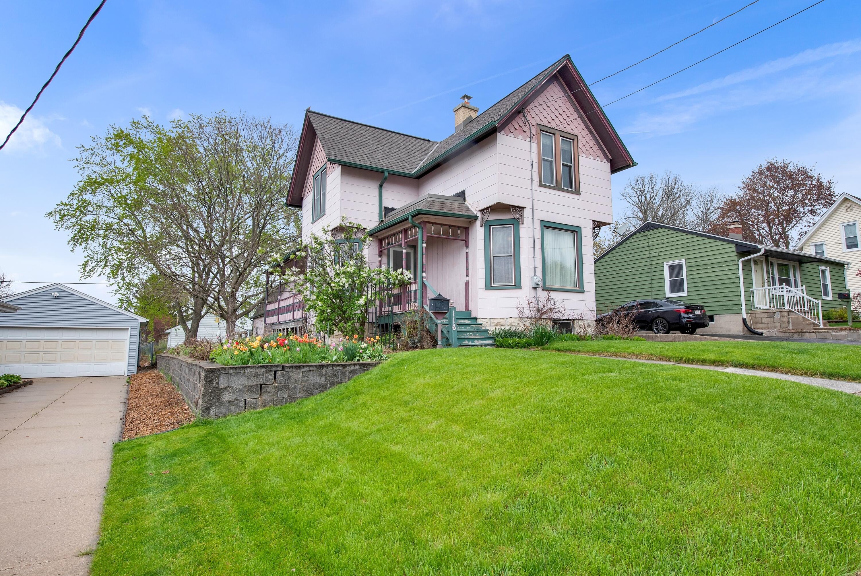 Single Family 4BR 2BA - 116 N Washington Ave, Waukesha, WI